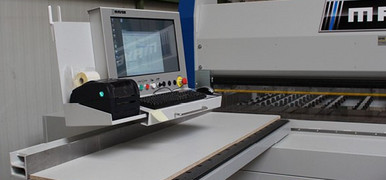 Plattenzuschnitt in unserem Bearbeitungszentrum