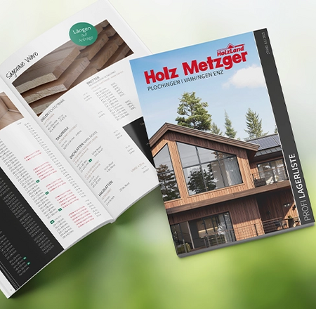 Geöffneter Lagerkatalog und Titelheft von Holz Metzger mit Holzhaus-Cover.