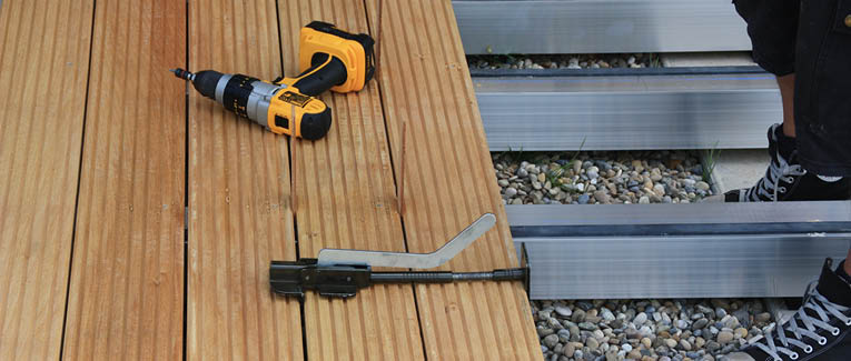 Darstellung der Befestigung von Holzterrassendielen auf einer Unterkonstruktion